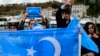 Anggota komunitas Uyghur menggelar protes terhadap pemerintah China di di dekat Konsulat China di Istanbul, Turki, pada 4 Desember 2022. (Foto: AFP/Yasin Akgul)