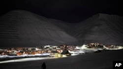 Svalbard Kirke member Lars-Olav Tunheim descends from Plataberget mountain during a hike in Longyearbyen, Norway, Jan. 11, 2023. 
