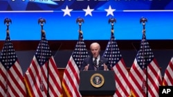 Сенаторот Крис Кунс вели дека овој потег е делумно поттикнат од загриженоста во последните години дека членовите на Конгресот не знаеле важни детали за големиот повеќедневен собир