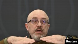 Menteri Pertahanan Ukraina Oleksii Reznikov dalam konferensi pers, di tengah serangan Rusia terhadap Ukraina, di Kyiv, Ukraina, 5 Februari 2023. (REUTERS/Viacheslav Ratynskyi)