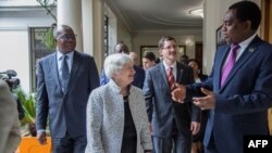 La secrétaire d'État américaine au Trésor, Janet Yellen, accueillie par le président zambien Hakainde Hichilema.