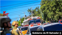 La Campanera, uno de los barrios más peligrosos de El Salvador, está militarizado desde que entró en vigencia el régimen de excepción en el país centroamericano mientras residentes afirman que esta situación les da tranquilidad. [Foto: Cortesía Gobierno de El Salvador]. 