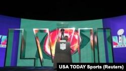 El trofeo Vince Lombardi expuesto en Phoenix, Arizona, horas antes del Super Bowl, que este año se celebra en esa ciudad estadounidense. 