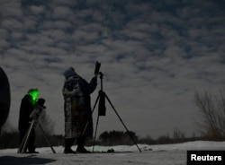Des astronomes amateurs observent la comète verte C/2022 E3 (ZTF) aux environs d'Omsk, en Russie, le 1er février 2023.