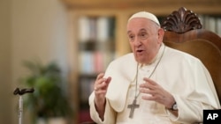 罗马天主教教宗方济各在梵蒂冈接受美联社专访。（2023年1月24日）