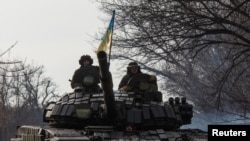 Pasukan Ukraina menaiki tank di dekat area garis depan pertempuran di Bakhmut, Donbas, Ukraina, pada 20 Januari 2023. (Foto: Reuters/Oleksandr Ratushniak)