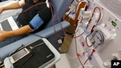 FILE - Seorang pasien tengah menjalani dialisis di sebuah klinik di Sacramento, California, 24 September 2018.