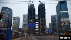 资料照片：北京金融区正在修建的高楼与空荡荡的街道。(2023年1月11日)