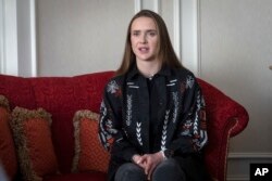Petenis Ukraina dan peraih medali perunggu Olimpiade, Elina Svitolina dalam wawancara dengan The Associated Press di Kyiv, Ukraina, Rabu, 8 Februari 2023. (AP/Efrem Lukatsky)