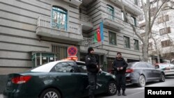 Silahlı hücumdan sonra Azərbaycanın Tehrandakı səfirliyinin önü.