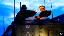 មន្ត្រី​យោធា​របស់​ចក្រភព​អង់គ្លេស​អង្គុយ​លើ​រថពាសដែក​នៅ​ជំរំ Tapa Military Camp ក្នុង​ប្រទេស​អេស្តូនី កាលពី​ថ្ងៃទី១៩ ខែមករា ឆ្នាំ២០២៣។