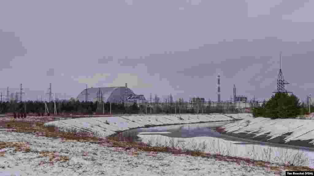 Reactor number 4 at the Chernobyl power plant exploded on April 26, 1986, and is now protected by a concrete sarcophagus and a metal cover, at Chernobyl, Ukraine, Jan. 31, 2023 (VOANEWS/Yan Boechat)
