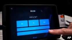 Opsi tip ditampilkan pada tablet pembaca kartu di X-Golf, Glenview, Illinois, Selasa, 10 Januari 2023. (AP/Nam Y.Huh)