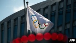 Le drapeau olympique flotte au siège du Comité International Olympique (CIO) à Lausanne. 