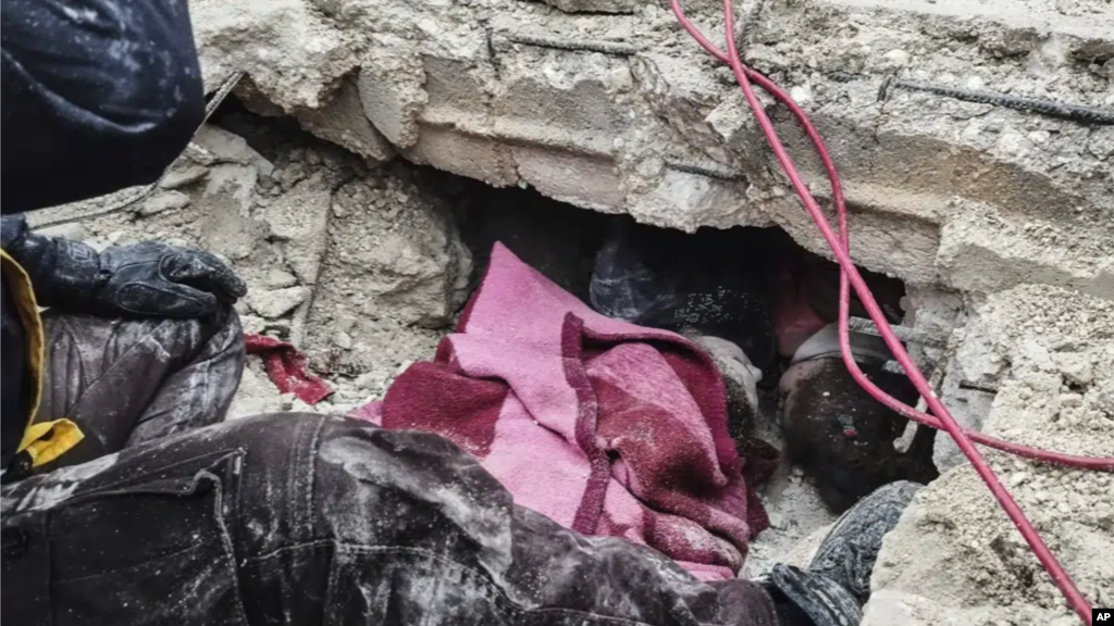 تصاویر خبرگزاری آسوشیتدپرس از زلزله ۷/۸ ریشتری در جنوب ترکیه و بخش‌هایی از سوریه در بامداد ۱۷ بهمن ۱۴۰۱