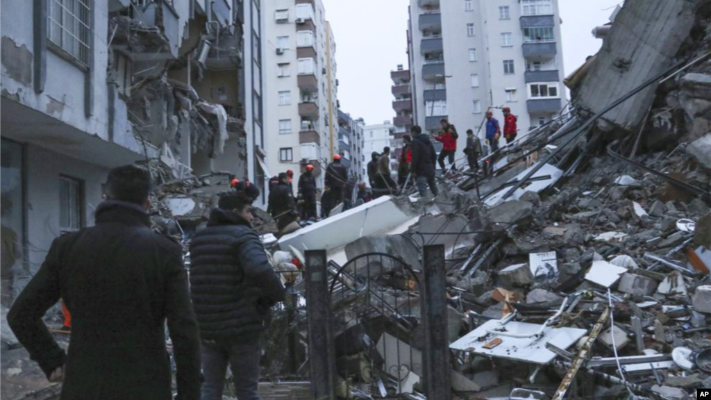 تصاویر خبرگزاری آسوشیتدپرس از زلزله ۷/۸ ریشتری در جنوب ترکیه و بخش‌هایی از سوریه در بامداد ۱۷ بهمن ۱۴۰۱