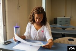 Taylor Gibson Campbell reads her DNA test results for the first time at West Chester University, PA, September 14, 2017. (VOA/Nastasia Peteuil)