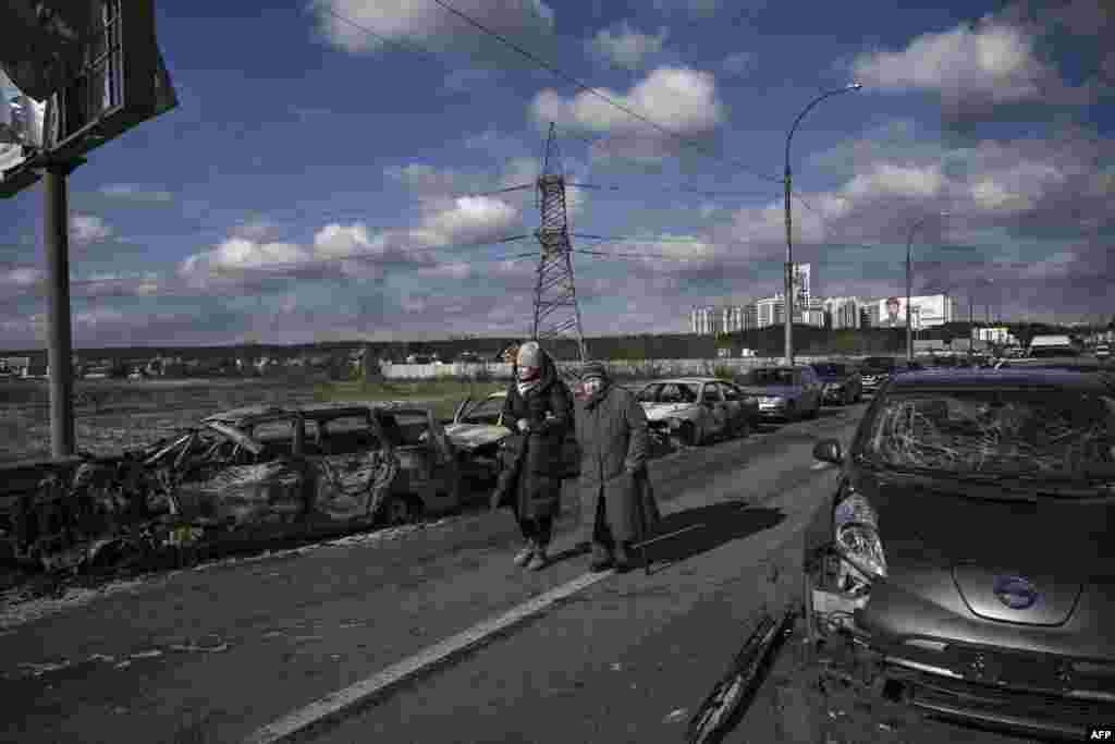 Residents evacuate the city of Irpin, north of Kyiv, March 10, 2022.&nbsp;Russian forces rolled their armored vehicles up to the northeastern edge of Kyiv, edging closer in their attempts to encircle the capital.