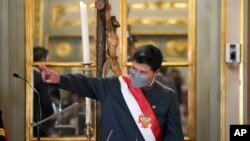 El presidente de Perú, Pedro Castillo, hace el signo de la victoria al final de la ceremonia de juramento de su nuevo gabinete en el palacio de gobierno en Lima, Perú, el martes 8 de febrero de 2022.
