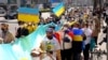 Peserta aksi demo yang menentang invasi Rusia ke Ukraina membawa bendera Ukraina dan beberapa poster dalam aksi di Tokyo, jepang, pada 5 Maret 2022. (Foto: Reuters/Chisato Tanaka) 