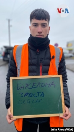 Xavier se ha desplazado en coche desde España hasta Medyka junto a su tía para recoger a refugiados que quieran viajar hasta Barcelona.