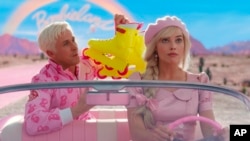 সেরা সহায়ক অভিনেতা হিসেবে রায়ান গসলিং (বাঁয়ে) মনোনয়ন পেয়েছেন। ফিল্মঃ বার্বি।