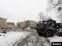 Sebuah bangunan hancur setelah penembakan baru-baru ini selama konflik Ukraina-Rusia di Kharkiv, Ukraina, 5 Maret 2022. (Foto: Reuters)