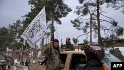Anggota pasukan Taliban berpartisipasi dalam parade militer di Maymana, Provinsi Faryab, pada 16 Januari 2022. (Foto: AFP/Elise Blanchard)