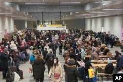 مسافران عادی حتی متوجه عملیات انتقال پناهندگان اوکراینی در ایستگاه قطار برلین نمی‌شوند - ۱۴ مارس ۲۰۲۲