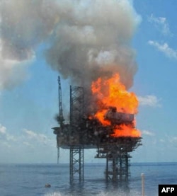 Foto PTTEP Australasia ini menunjukkan kebakaran di rig pengeboran West Atlas, anjungan kepala sumur Montara, 1 November 2009. (Foto: AFP)