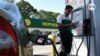 Un hombre que trabaja en una gasolinera en Managua llena el tanque de un vehículo Foto VOA.