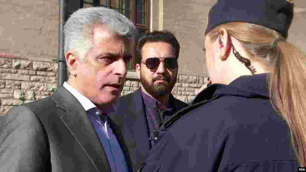 محمدرضا نیلی، سرکنسول سفارت جمهوری اسلامی ایران در استکهلم، به همراه همکارش علاءالدین ارحان میرمحمدی به شعارهای حاضران و تظاهرکنندگان در مقابل ساختمان دادگاه واکنش نشان دادند. (۱۸ اسفند ۱۴۰۰)