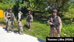 Pengamanan personel Brimob di Desa Kalora, Poso, Sulteng, Selasa (8/3/2022) (Foto: VOA/Yoanes Litha)