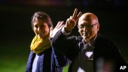 انوشه آشوری و نازنین زاغری در بدو ورود به بریتانیا