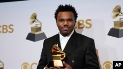 Baby Keem, winner of the award for best rap performance for "Family Ties," poses in the press room at the 64th Annual Grammy Awards at the MGM Grand Garden Arena on Sunday, April 3, 2022, in Las Vegas. (AP Photo/John Locher)