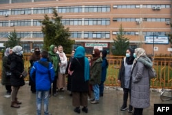 Anggota Gerakan Perempuan Kuat Afghanistan berkumpul di luar Rumah Sakit Jamhuriat di Kabul, 8 Maret 2022, setelah pejabat Taliban melarang mereka mendonorkan darah. ( Wakil KOHSAR/AFP)