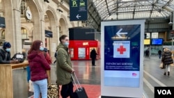 A sign at the Gare de l'Est in Paris directing Ukrainian refugees to a Red Cross center in the station that offers food and other assistance. (Lisa Bryant/VOA)
