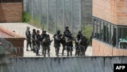 Guardias policiales en la prisión de CRS Turi un día después de un motín en Cuenca, Ecuador, el 5 de abril de 2022.