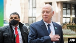 Le président tunisien Kais Saied (à droite) fait un geste à son arrivée pour le premier jour d'un sommet de l'Union européenne (UE) et de l'Union africaine (UA) au bâtiment du Conseil européen à Bruxelles le 17 février 2022