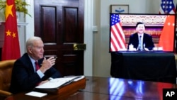 Presiden Joe Biden bertemu secara virtual dengan Presiden China Xi Jinping dari Ruang Roosevelt Gedung Putih di Washington, pada 15 November 2021. (Foto: AP)