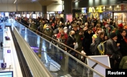 پناهندگان اوکراینی در ایستگاه قطار برلین - ۱۰ مارس ۲۰۲۲