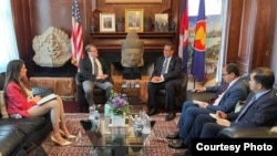 ឯកអគ្គរាជទូត​កម្ពុជា​ថ្មី​ប្រចាំ​នៅ​សហរដ្ឋ​អាមេរិក​លោក កែវ ឈា ទទួល​ជួប​លោក John Goyer នាយកផ្នែក​អាស៊ីអាគ្នេយ៍​នៃ​សភា​ពាណិជ្ជកម្ម​អាមេរិក នៅ​ស្ថានទូត​កម្ពុជា​ក្នុង​រដ្ឋធានី​វ៉ាស៊ីនតោន កាល​ពី​ថ្ងៃ​ទី​១០ ខែ​មីនា ឆ្នាំ​២០២២។ (Facebook/Cambodian Embassy DC)