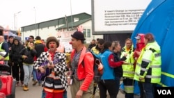 The camp just across from Ukraine sometimes seems a cross between a chaotic local fair and the kind of circus that springs up around rock music festivals. The difference is no one is selling anything but giving things away — including entertainment for refugee kids. (Jamie Dettmer/VOA)