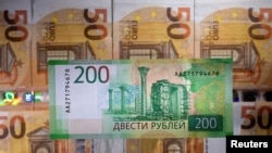 Ilustrasi: Uang kertas rubel Rusia di atas uang kertas euro, 1 Maret 2022. (REUTERS/Dado Ruvic).