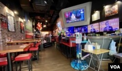 香港持牌酒吧會所聯會創會會長梁立仁表示，港府防疫政策朝夕朝改，影響到香港的營商環境及投資者的信心 (美國之音/湯惠芸)