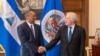 El embajador de Nicaragua Arturo McFields Yescas con el Secretario General de la OEA, Luis Almagro. [Foto: Cortesía de la OEA]