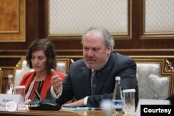 Bennett Friman, "Paxta kampaniyasi" asoschilaridan biri, Toshkentda O'zbekiston hukumati bilan muloqotda, 10-mart, 2022