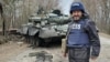 El periodista ucraniano Andriy Tsaplienko cubre los enfrentamientos entre las fuerzas ucranianas y rusas a unos 150 kilómetros (93 millas) al noroeste de la capital, Kiev, el 23 de marzo de 2022. [Foto cortesía].
