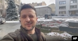 Presiden Ukraina Volodymyr Zelenskyy mengedipkan mata saat berbicara di Kyiv, Ukraina. (Foto: via AP)