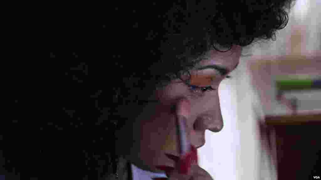 África ha convertido su habitación en un camerino y un pequeño estudio de grabación.